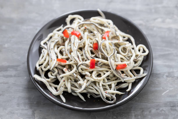 Cómo hacer gulas al ajillo