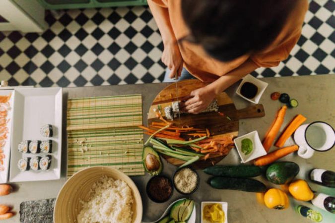 Manos húmedas para elaborar el sushi