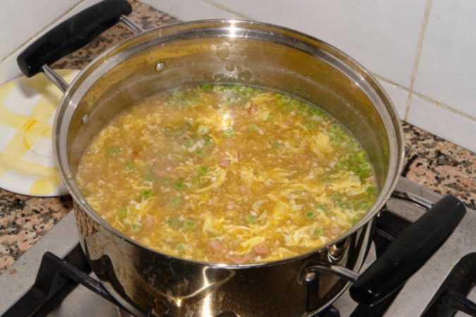Elaboración de la sopa de ajo tradicional