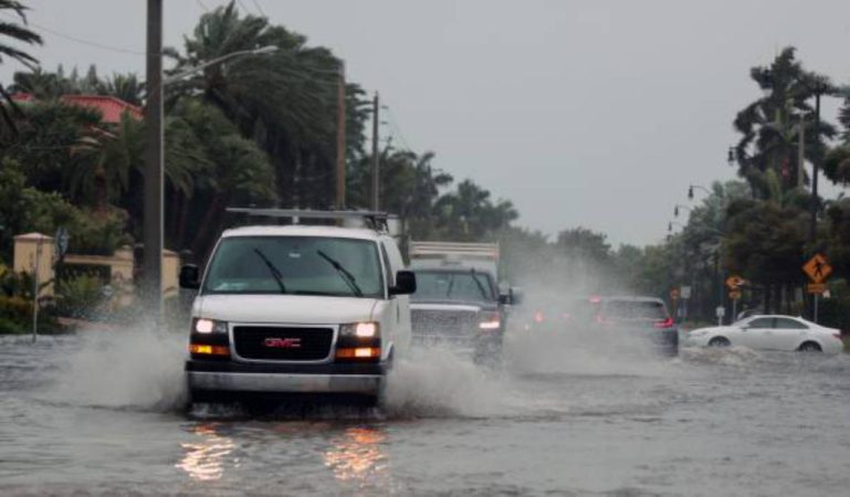 Precauciones que debes tomar con tu coche para lluvia y viento 25 Merca2.es Circula por el centro del carril