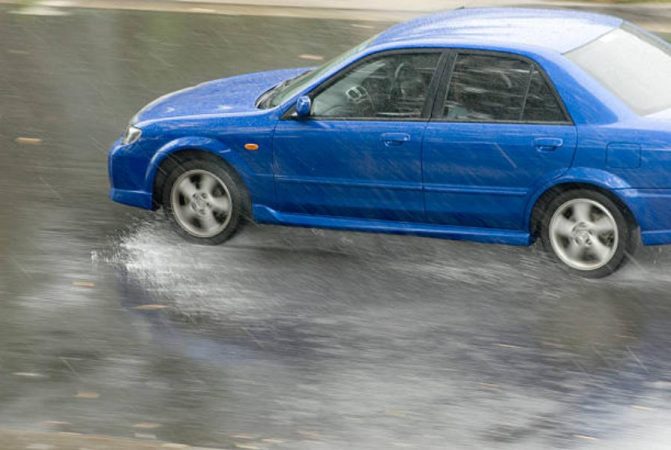 Precauciones que debes tomar con tu coche para lluvia y viento 28 Merca2.es Charcos y aquaplaning