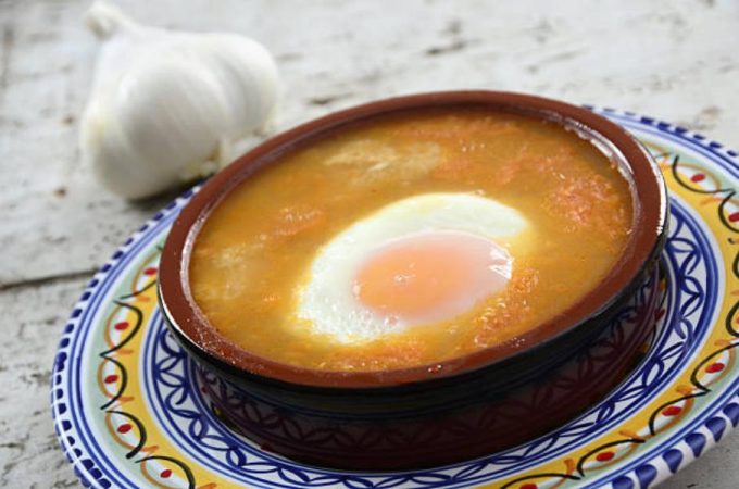 La sopa con un huevo en la preparación