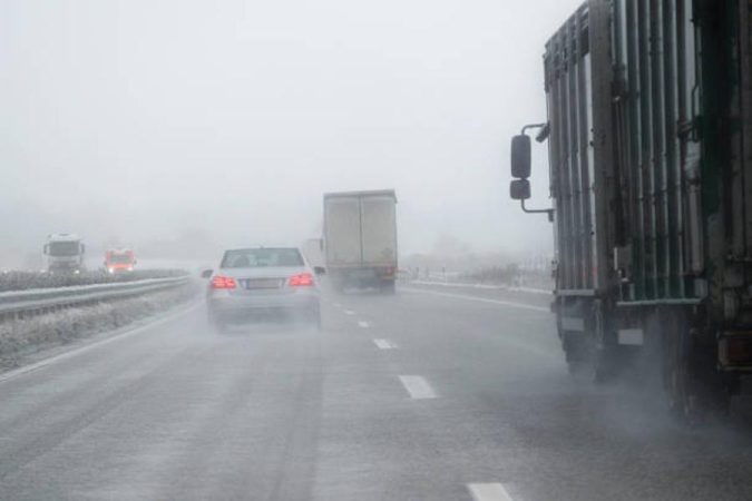 Precauciones que debes tomar con tu coche para lluvia y viento 24 Merca2.es Más distancia de seguridad