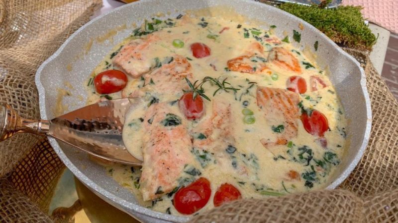 Salmón en crema parmesano al microondas