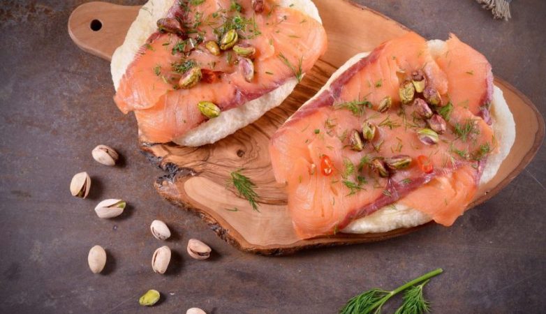 Pizza frita de salmón ahumado y vinagreta de pistachos