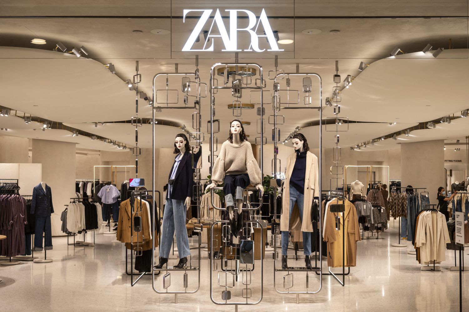Zara y su colección de blusas estampadas perfectas para llevar con vaqueros