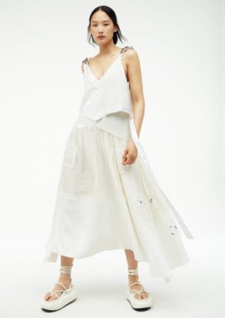 Retazos de tela blanca que le quedaron de temporadas pasadas