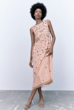 Alguien dejó los adornos y la perforadora muy cerca de los niños