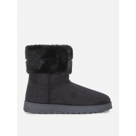 Primark: todas estas botas cuestan 10 euros y son una monada 7 Merca2.es Botas negras con ribete