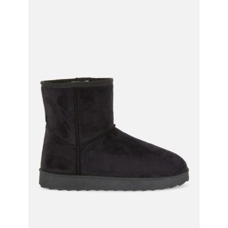 Primark: todas estas botas cuestan 10 euros y son una monada 9 Merca2.es Botines negros de imitación de ante de Primark