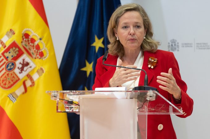 El FMI hunde el 'milagro' económico de España: empleo, pensiones y deuda 1 Merca2.es Nadia Calviño, ministra de Economía