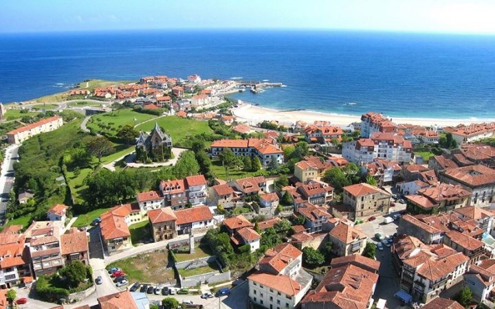 Los pueblos más bonitos de Cantabria para escapar estas navidades 5 Merca2.es vistaaereacomillas 2020 03 09 Merca2.es