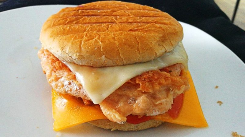 Hamburguesas con las sobras del pollo de la noche anterior