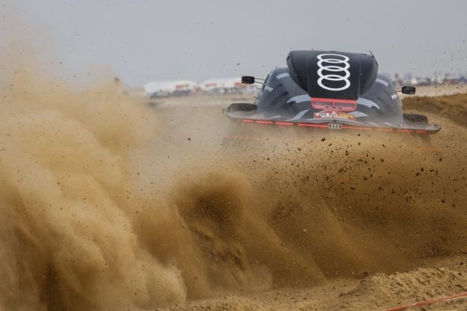 Cris Gutiérrez (34), primera piloto española en ganar el Dakar: "Hay gente que se retira por agotamiento, te lleva al límite físicamente" 1 Merca2.es Vivir sin dormir: cuando el Dakar te rompe y te reconstruye