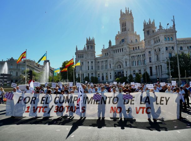 EuropaPress 4491225 varias personas sujetan pancarta lee cumplimiento ley vtc 30 taxis no vtc Merca2.es