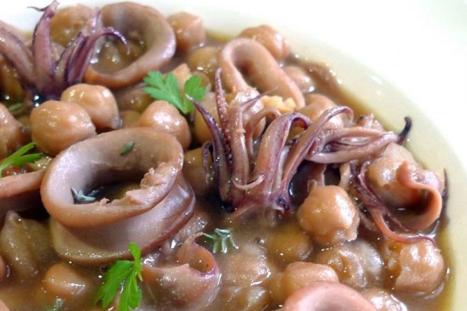Ingredientes de los garbanzos con calamares