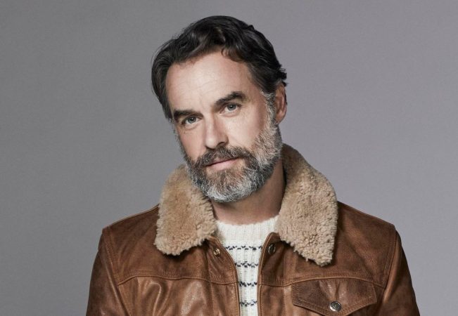 Murray Bartlett como Frank