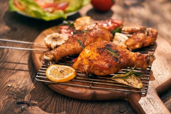 Pollo asado: la fruta secreta para darle un toque especial 36 Merca2.es Rica en proteínas de alta calidad