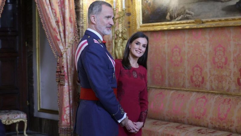 El regalo de Reyes de Felipe VI a Letizia que cuesta 1500 euros 61 Merca2.es El anillo con inscripción de amor de la reina Letizia en la Pascua militar