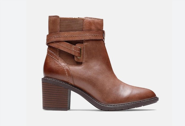 botines con adorno de tira cruzada