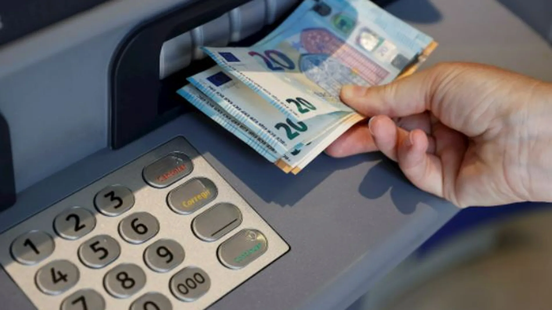 La lista negra de países europeos más caros para sacar dinero en el cajero