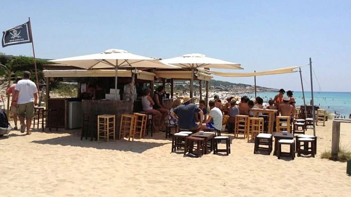 <strong>5 cosas que no debe perderse en Formentera</strong> 4 Merca2.es chiringuito piratabus migjorn Merca2.es