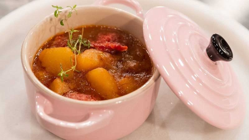 Preparación de la base de las patatas a la riojana