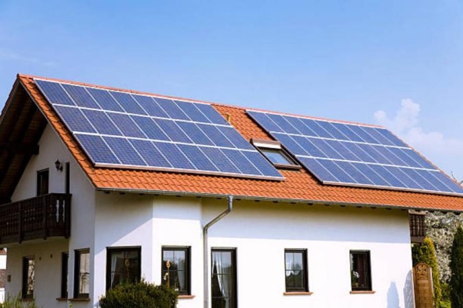 Lo que creías saber (pero es mentira) sobre el autoconsumo solar 1 Merca2.es Todo lo que debes de saber si quieres instalar paneles solares en tu casa