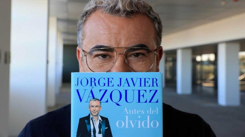 ¿En qué año debutó en la literatura con su trabajo?