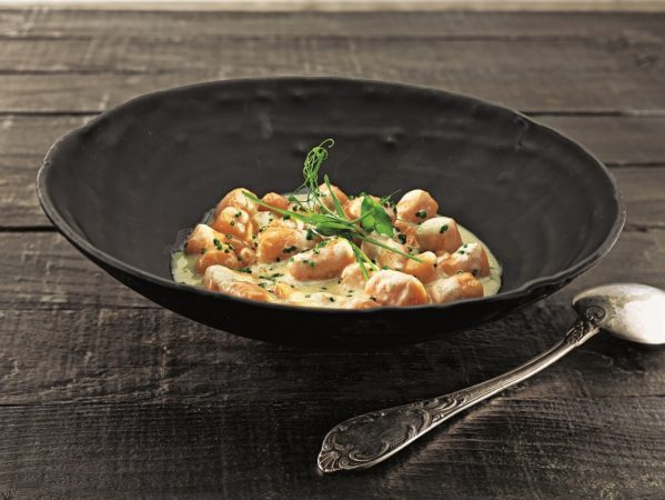 Preparación de la salsa de los ñoquis