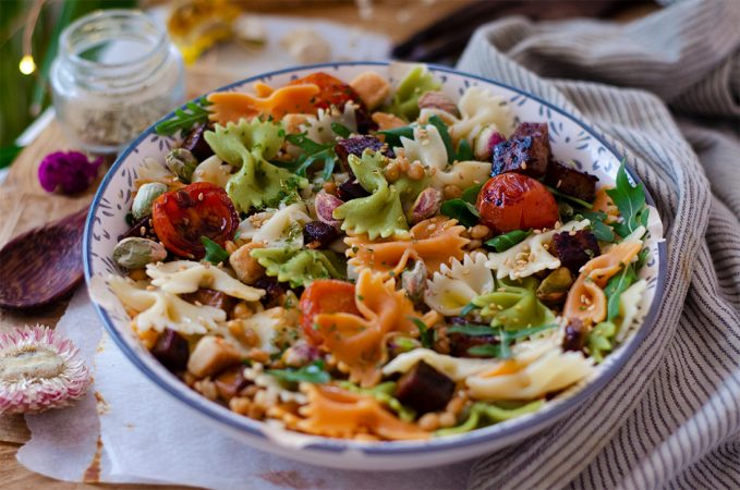 recetas vegetarianas sin carne ensalada pasta lentejas tofu1 Merca2.es