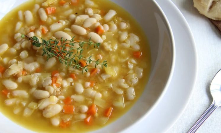 La sopa cremosa italiana con alubias que te hará olvidar la fabada 43 Merca2.es Ingredientes para 6 personas de la sopa cremosa de judías