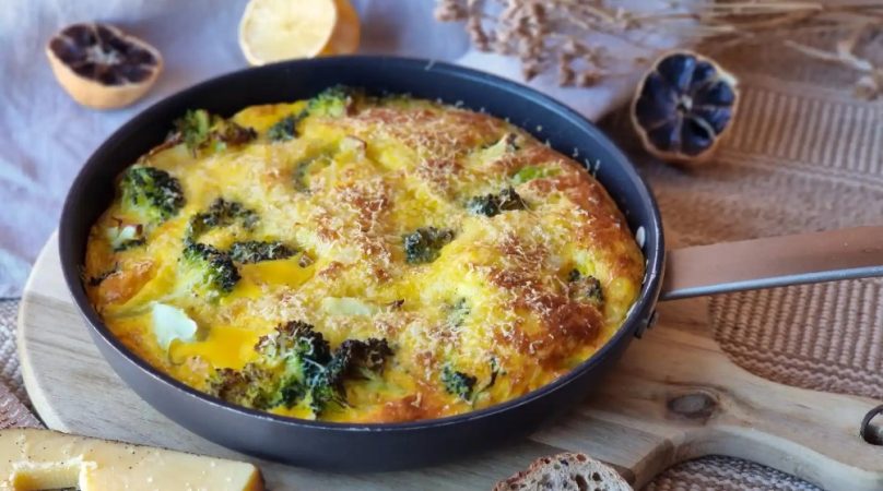 Cómo hacer la fritatta de brócoli y queso cheddar