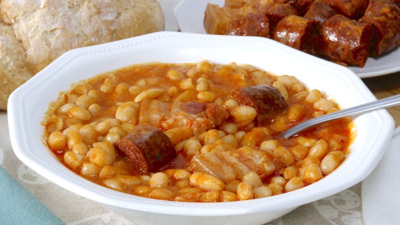 ¿Cómo hacer alubias blancas con chorizo?