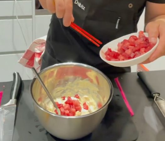 Añade el resto de ingredientes del sándwich