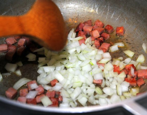 Añade las carnes para los garbanzos fritos