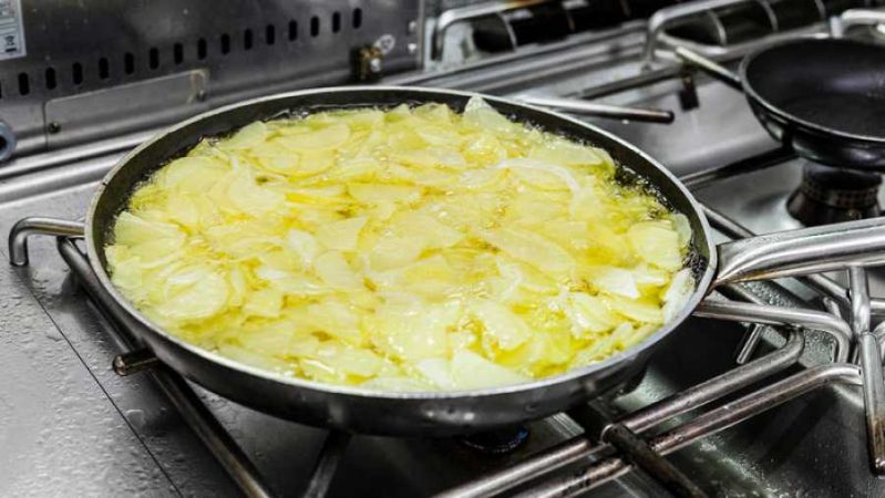 Añadir la cebolla a la sartén con las patatas