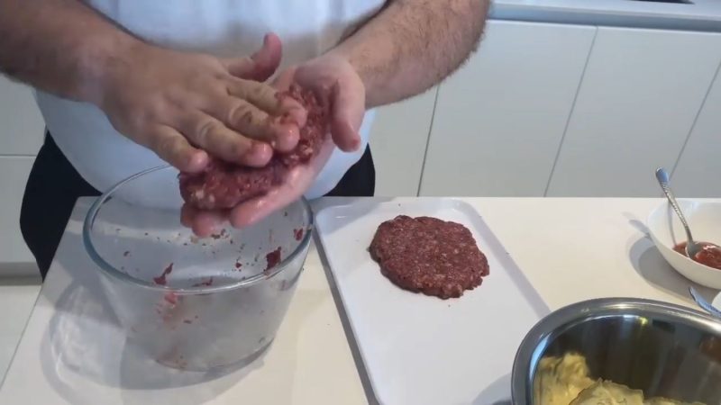 Dani García amasa las hamburguesas de su Big Mac