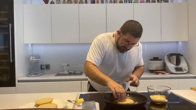 Dani García prepara la rebanada central de su Big Mac