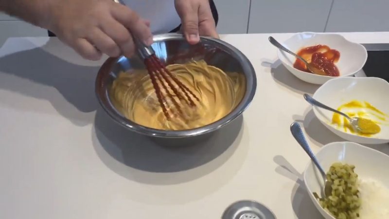 Dani García prepara la salsa de su Big Mac