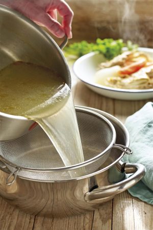 Debes pasar la sopa por un colador