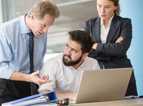 Detectando-el-acoso-laboral-a-traves-del-trabajo-excesivo-sin-compensacion