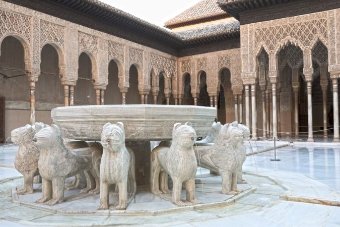 El Patio de los Leones de Alquimia de la Alhambra de Granada: Una Joya de la Arquitectura Española