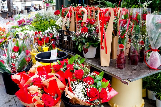 Las escapadas románticas que ofrecen los hoteles de España para este San Valentín 2 Merca2.es EuropaPress 4987649 floristeria alfalfa dia san valentin 14 febrero 2023 sevilla andalucia Merca2.es