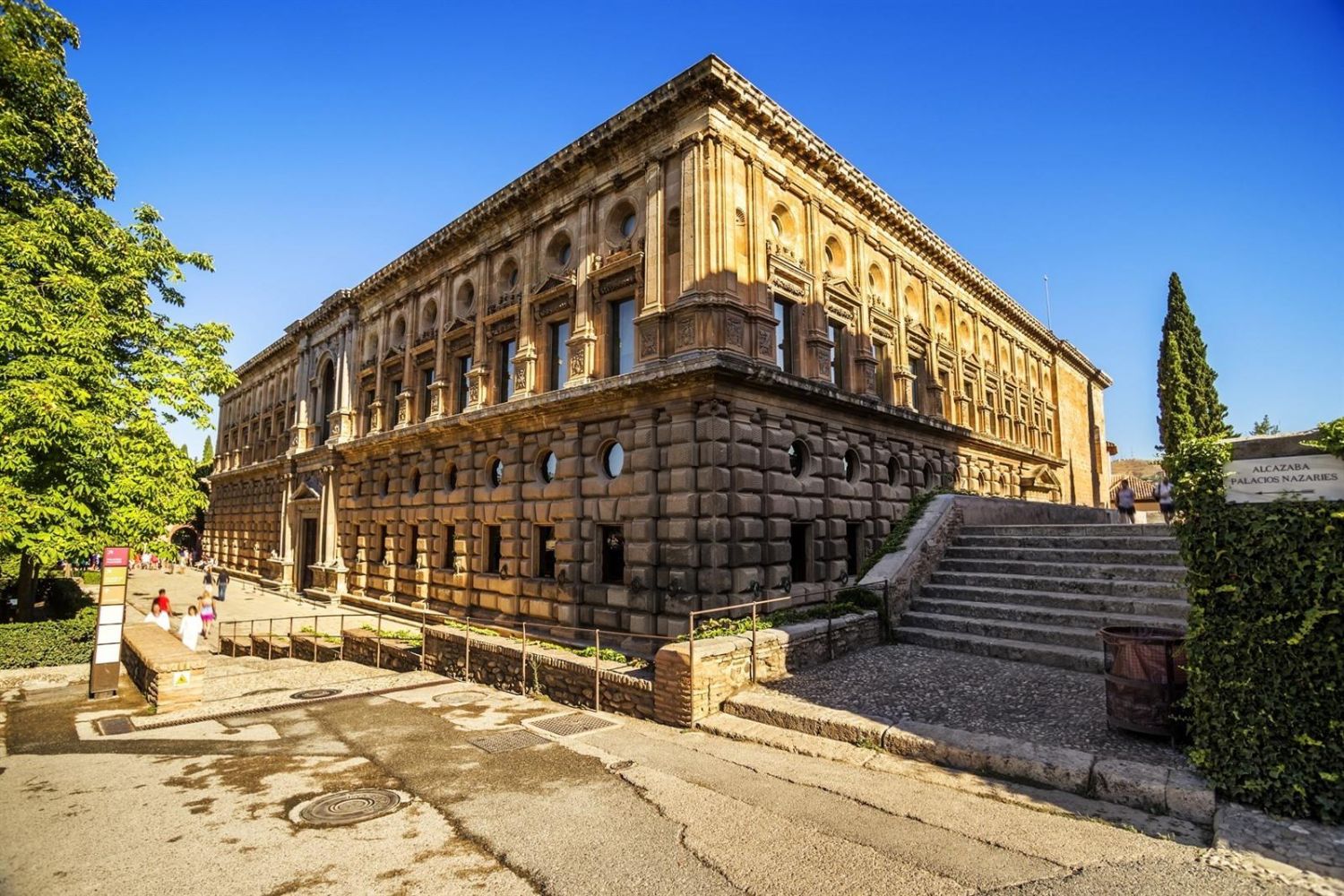 Explorando el Palacio de Carlos V