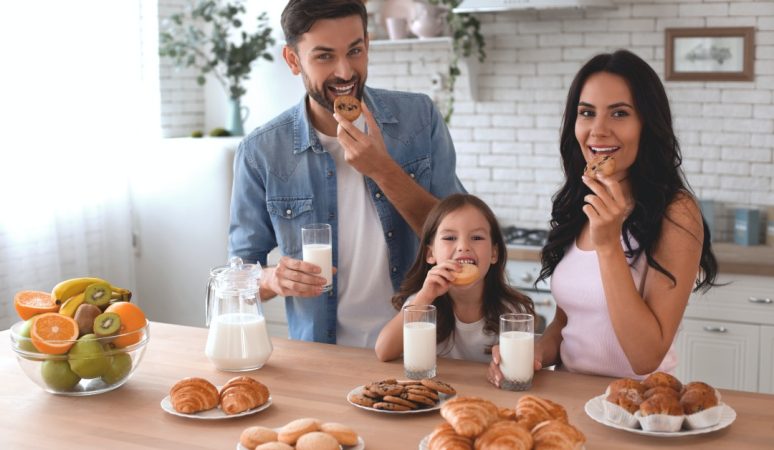 Familia desayunando galletas Merca2.es