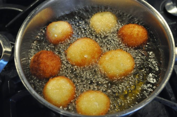 Fríe los buñuelos