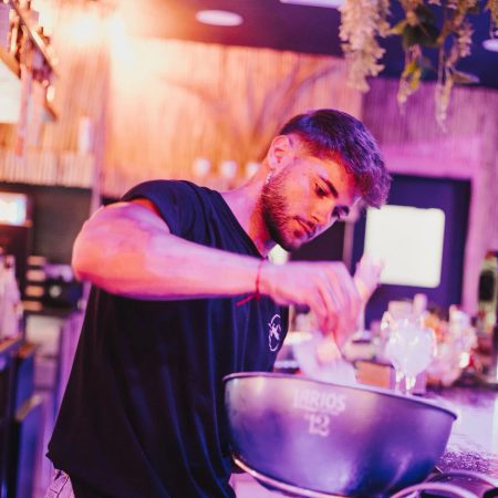 Ismael prepara cócteles en Jaleo