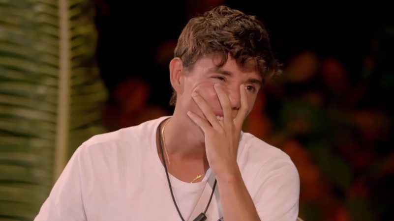 Javi ve a Claudia serle infiel