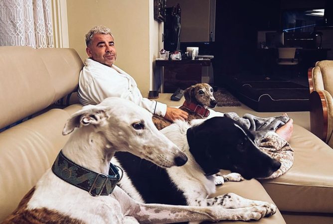 Jorge Javier y sus galgos en el salón de su casa
